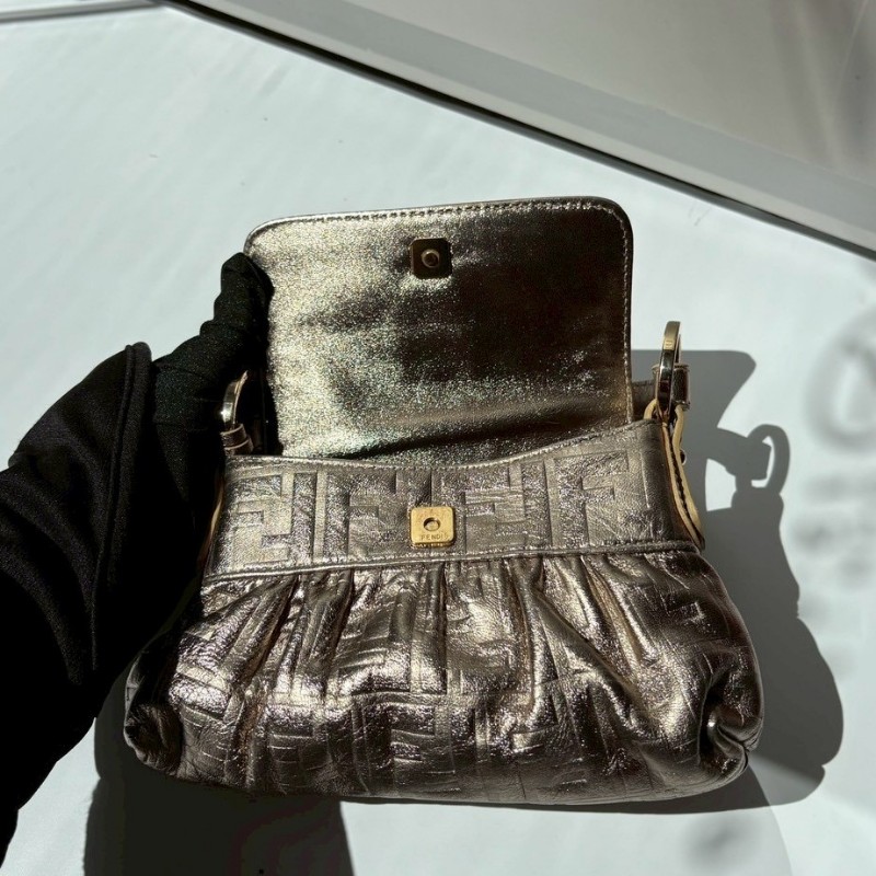 Fendi 金色皮革FF壓紋小號廚師包-22