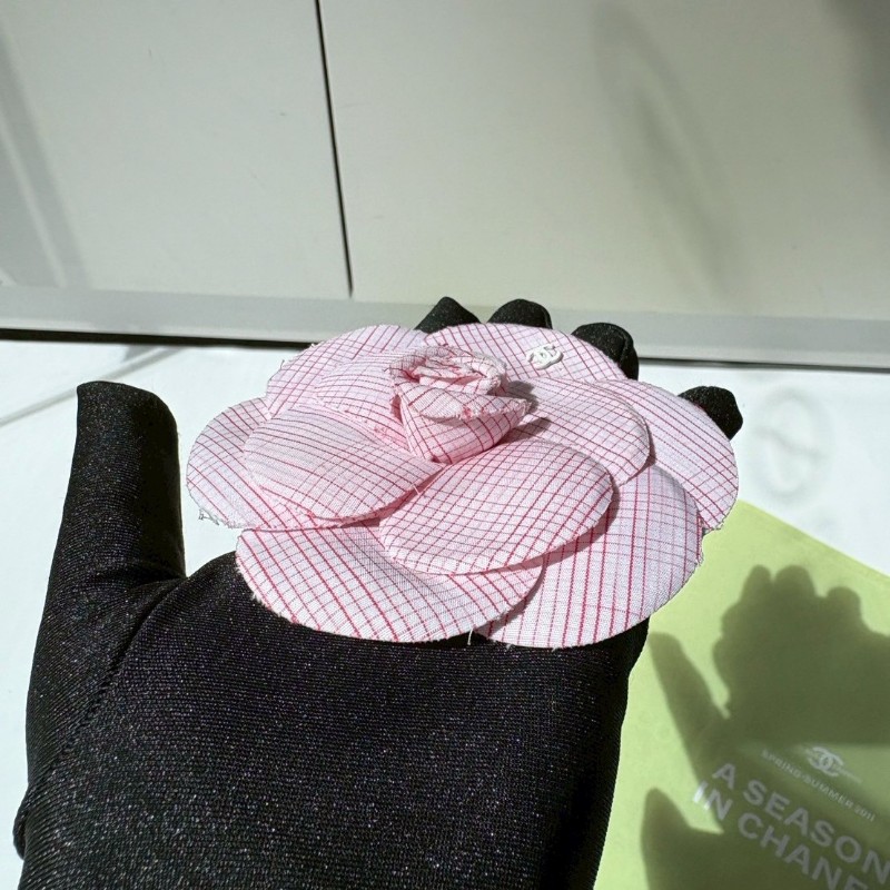 Chanel 粉色格子布質山茶花胸針-3
