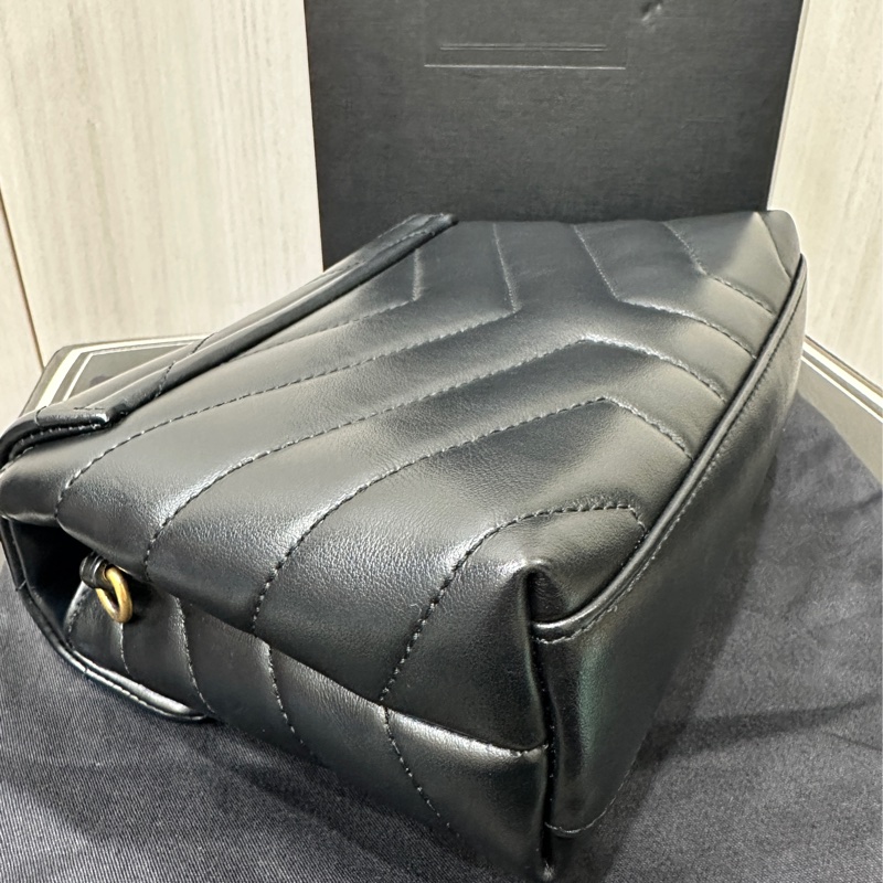 YSL LOULOU方胖子黑色金釦小型斜背包-7