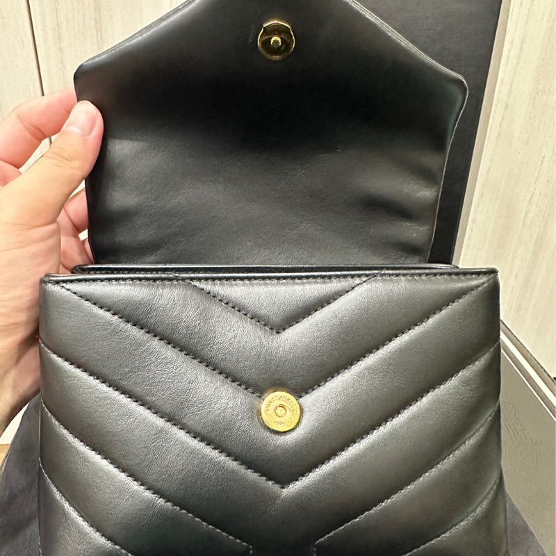 YSL LOULOU方胖子黑色金釦小型斜背包-13