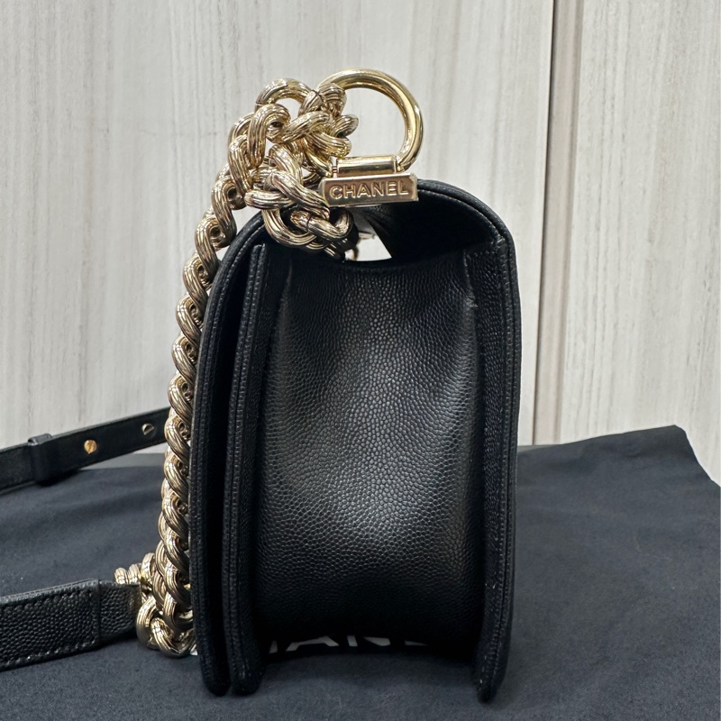 Chanel boy25黑荔枝皮淡金釦斜背包-3