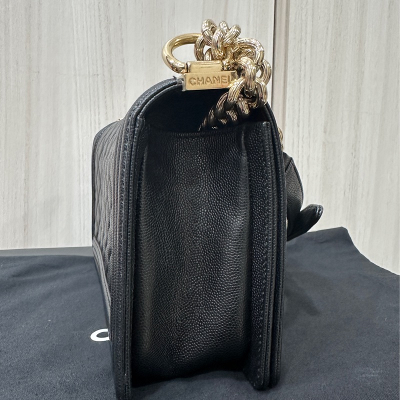 Chanel boy25黑荔枝皮淡金釦斜背包-4