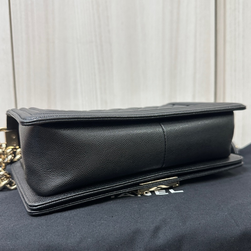 Chanel boy25黑荔枝皮淡金釦斜背包-7