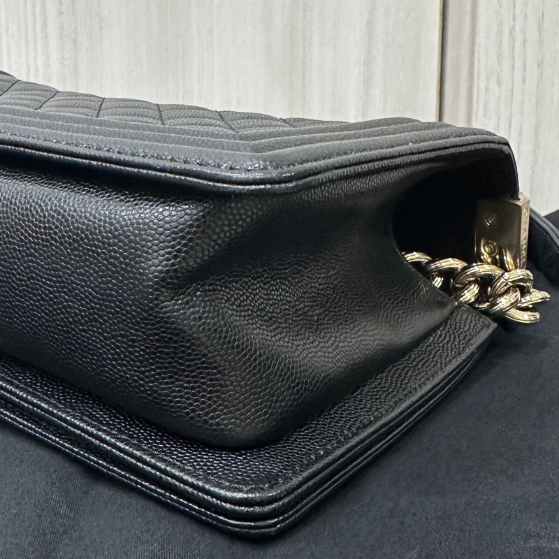 Chanel boy25黑荔枝皮淡金釦斜背包-9