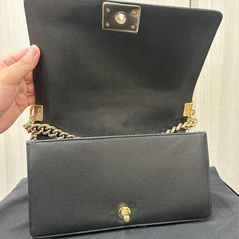 Chanel boy25黑荔枝皮淡金釦斜背包-12