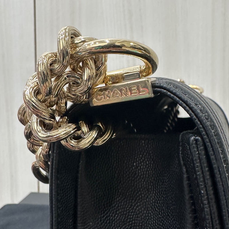 Chanel boy25黑荔枝皮淡金釦斜背包-17
