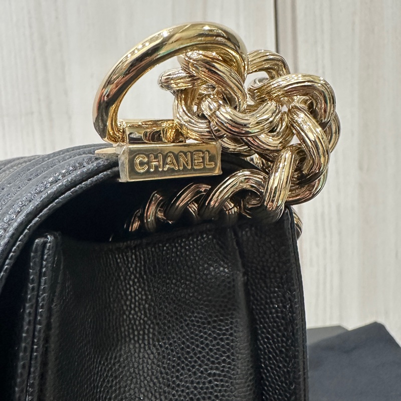 Chanel boy25黑荔枝皮淡金釦斜背包-18