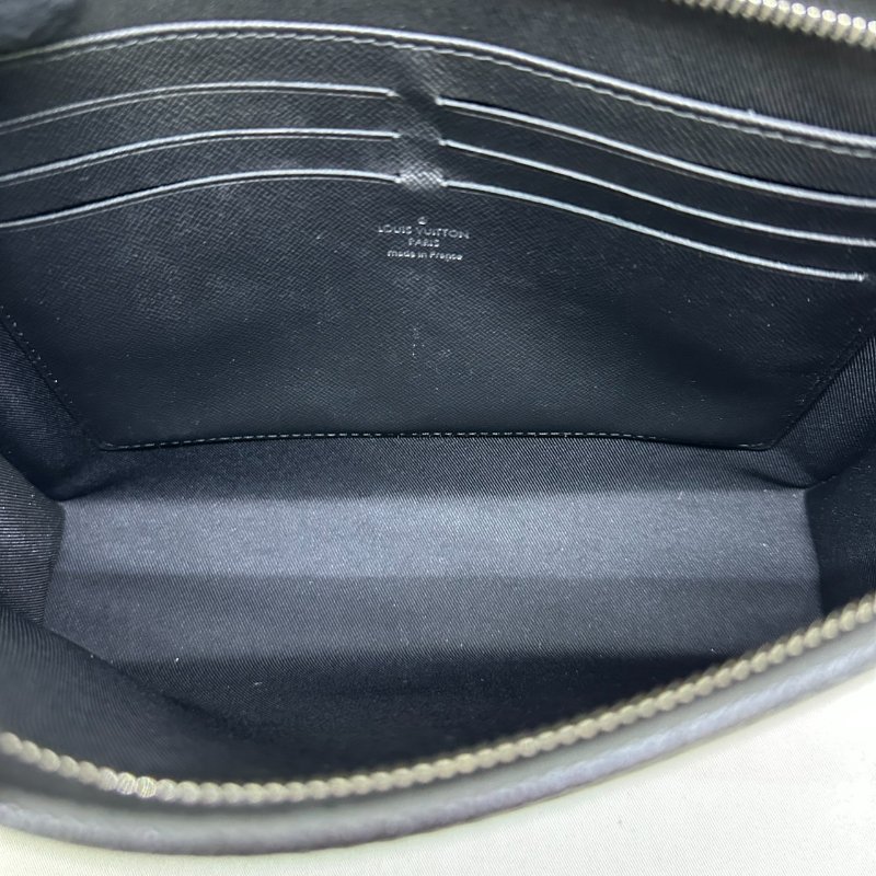 LV Pochette Voyage防刮皮革手拿包-3