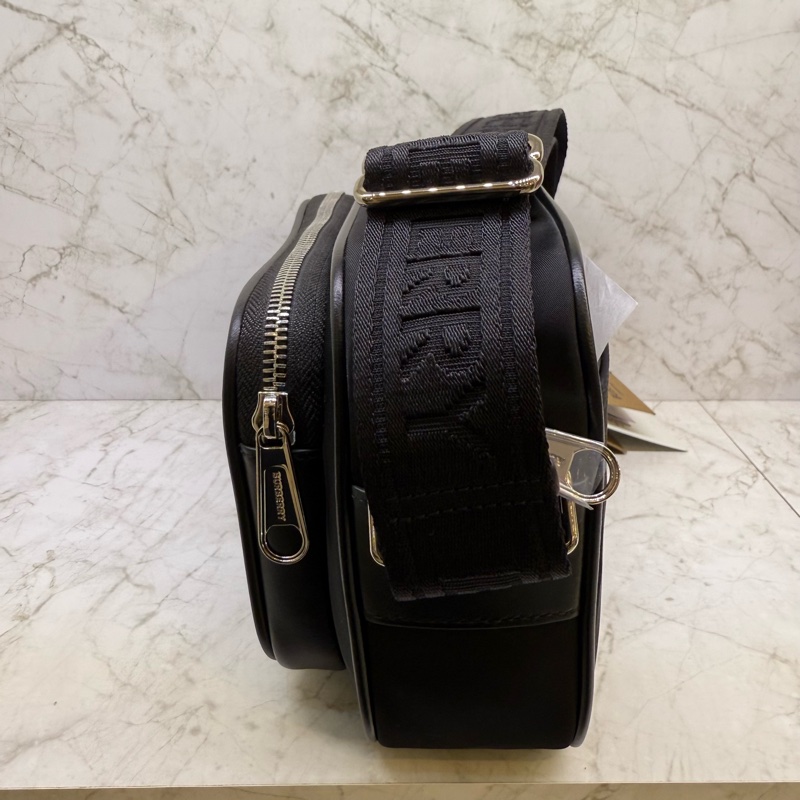 BURBERRY品牌字母印花尼龍斜背包/黑-2