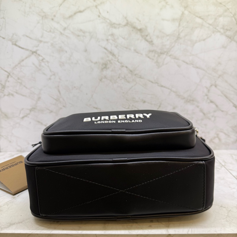 BURBERRY品牌字母印花尼龍斜背包/黑-4
