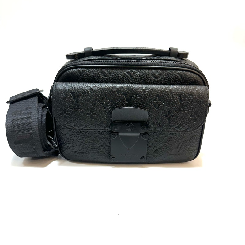 LV 黑牛皮壓紋S LOCK黑釦手提肩斜背郵差包M58489-0