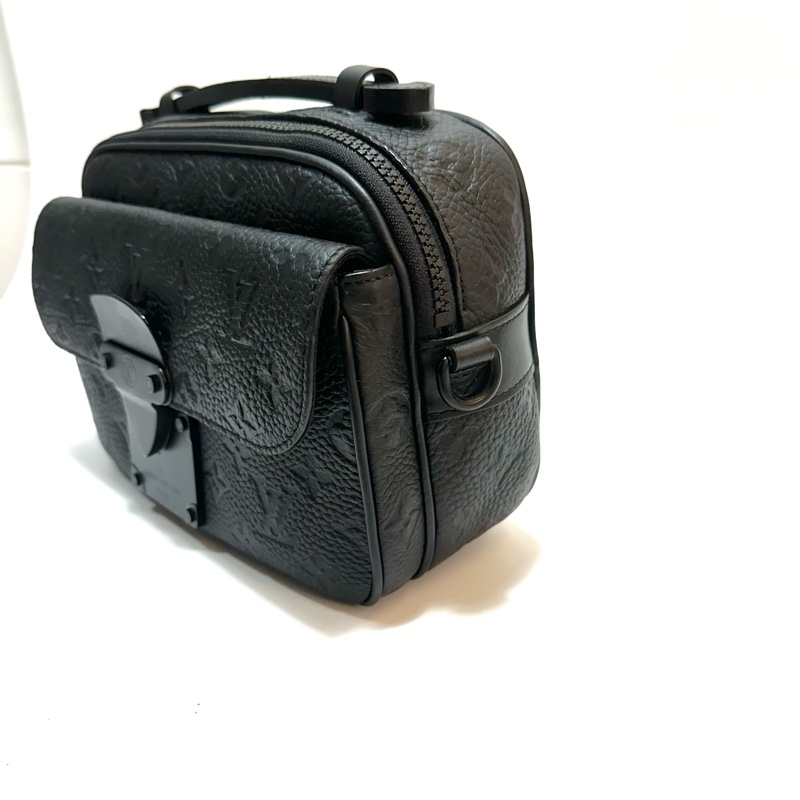 LV 黑牛皮壓紋S LOCK黑釦手提肩斜背郵差包M58489-2