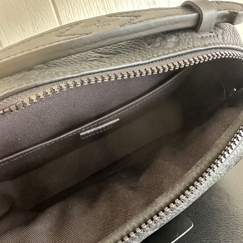LV 黑牛皮壓紋S LOCK黑釦手提肩斜背郵差包M58489-6