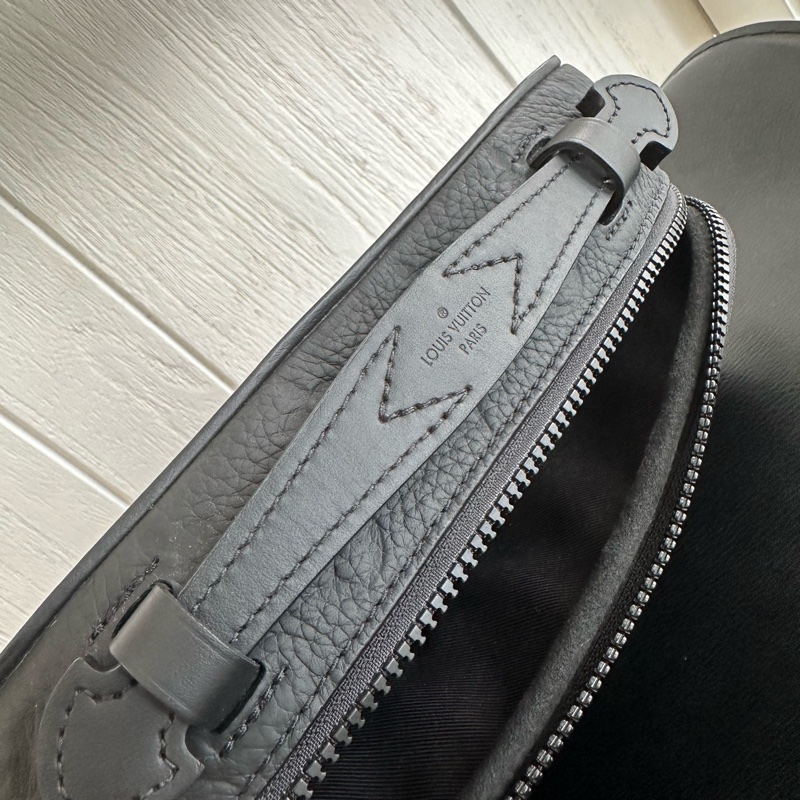 LV 黑牛皮壓紋S LOCK黑釦手提肩斜背郵差包M58489-7