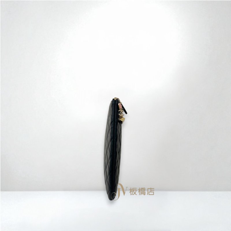 CHANEL包包 黑色羊皮淡金釦愛心珍珠骰子吊飾手拿包 /A82416-1