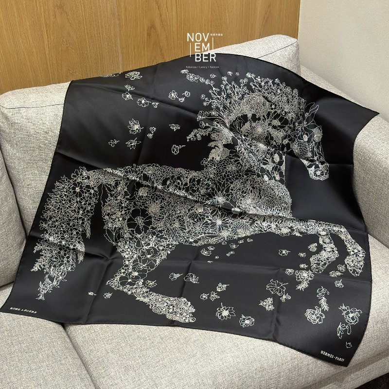 全新 Hermes 愛馬仕 輕揚花衣絲巾 黑色-3