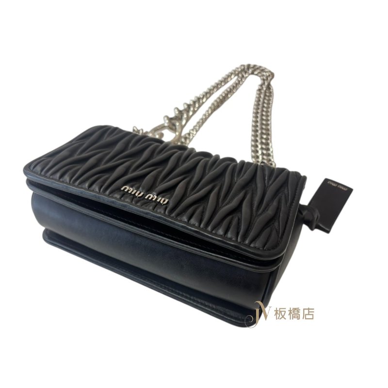 MIUMIU包包 黑羊皮抓皺銀粗練下蓋包-7