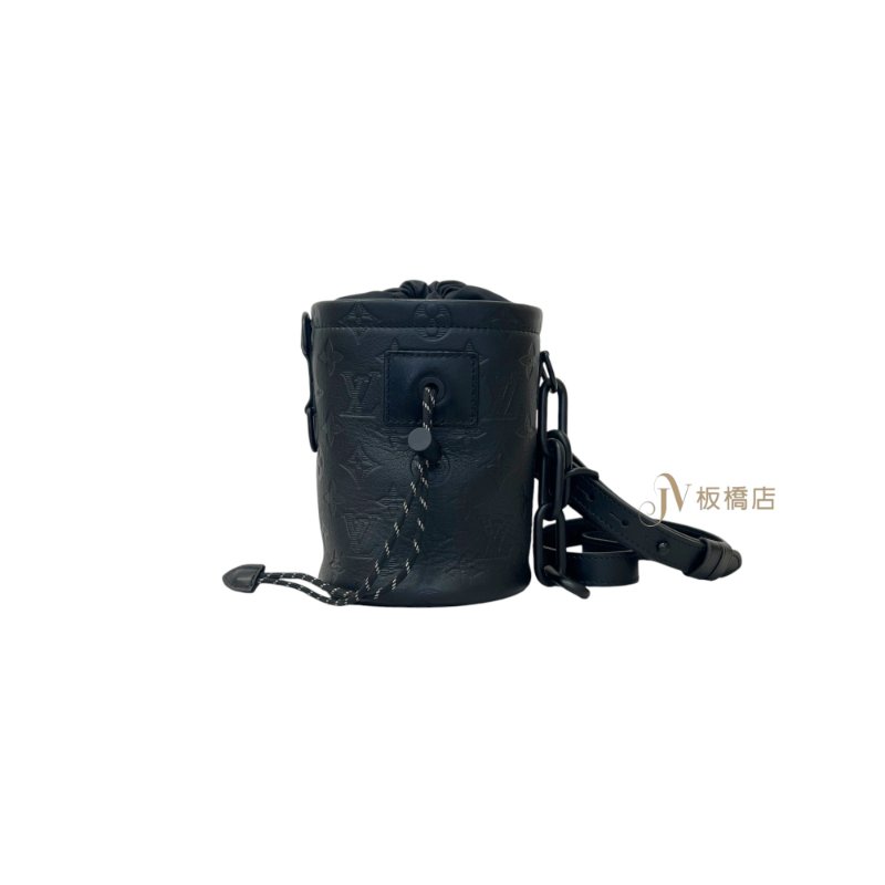 LV SAC NANO CHALK 黑牛皮壓紋束口圓筒包 M44628-0