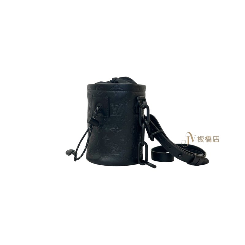LV SAC NANO CHALK 黑牛皮壓紋束口圓筒包 M44628-1