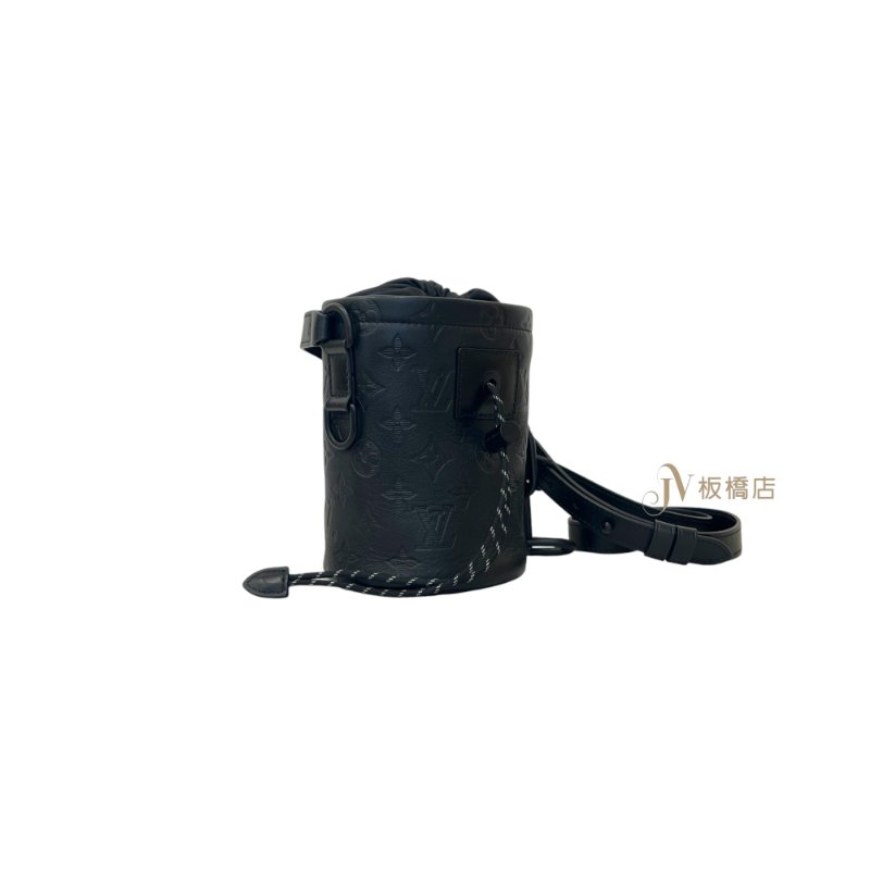 LV SAC NANO CHALK 黑牛皮壓紋束口圓筒包 M44628-2
