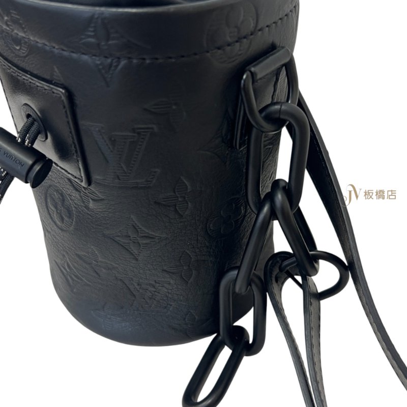 LV SAC NANO CHALK 黑牛皮壓紋束口圓筒包 M44628-7