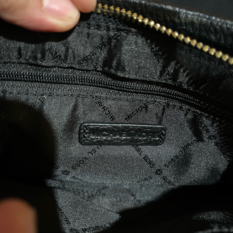 MICHAEL KORS 金釦黑皮革雙層側背包-12