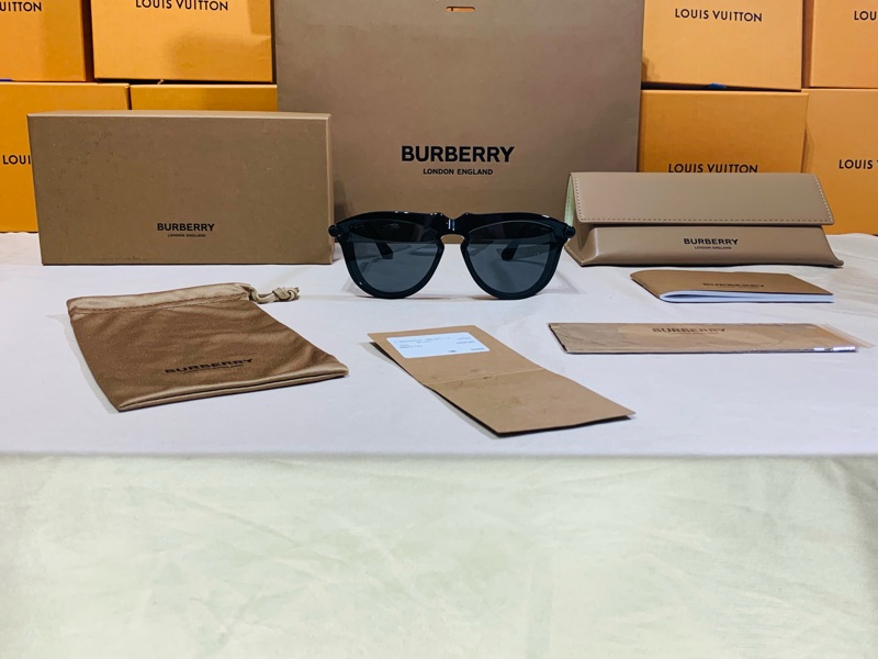 🎁全新盒裝 Burberry 巴寶莉百搭黑質感太陽眼鏡墨鏡-1