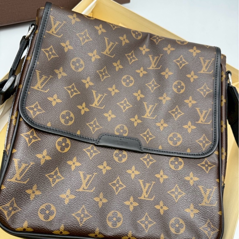 Louis Vuitton 男生老花翻蓋斜背包-1