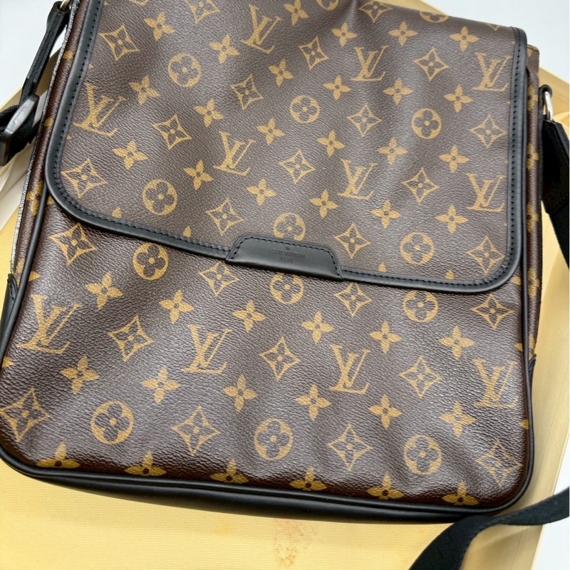 Louis Vuitton 男生老花翻蓋斜背包-10