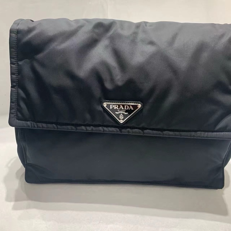 PRADA cini三角標大號郵差包 新款 尺寸36*28*14 98新配件塵袋-0