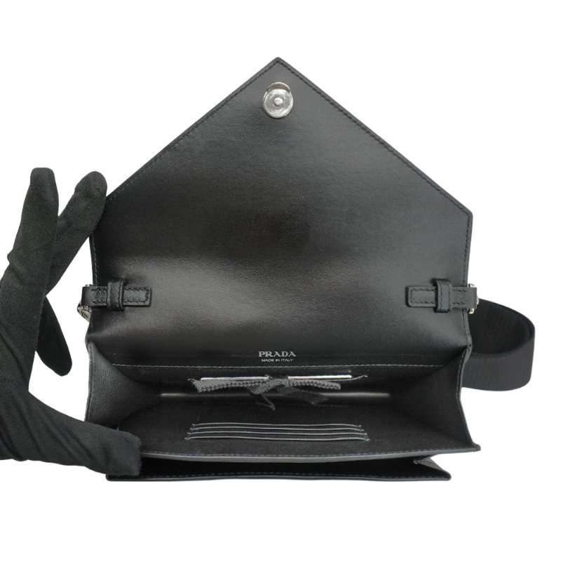 Prada 展示品 Saffiano 皮革磁吸斜背信封包(1BP020-黑)-4