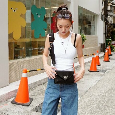 Prada 展示品 Saffiano 皮革磁吸斜背信封包(1BP020-黑)