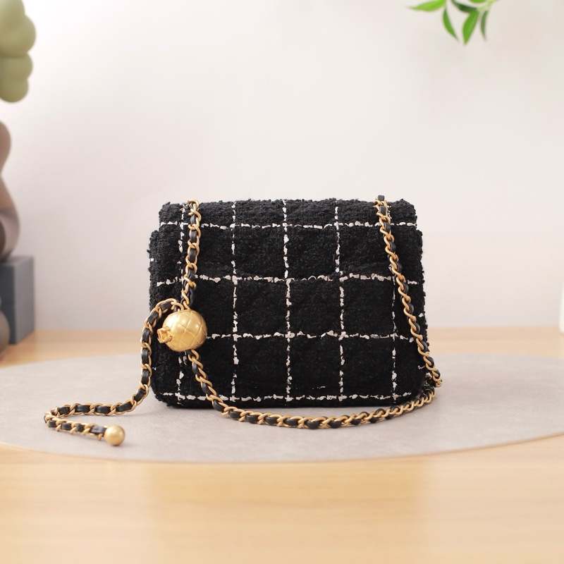 CHANEL 黑白熊貓色軟呢金扣金球鏈條包 芯片款 尺寸約18*7*13cm~。-1