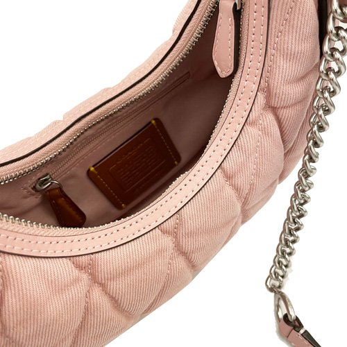 【全新】COACH 絎縫菱格紋鏈帶手提斜背小彎月包(粉)-4