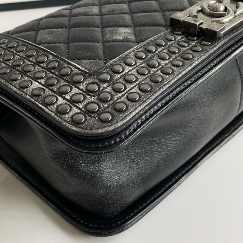 CHANEL 香奈兒 黑灰漸變色菱格紋銀色鉚釘leboy 限量款
肩背包-4