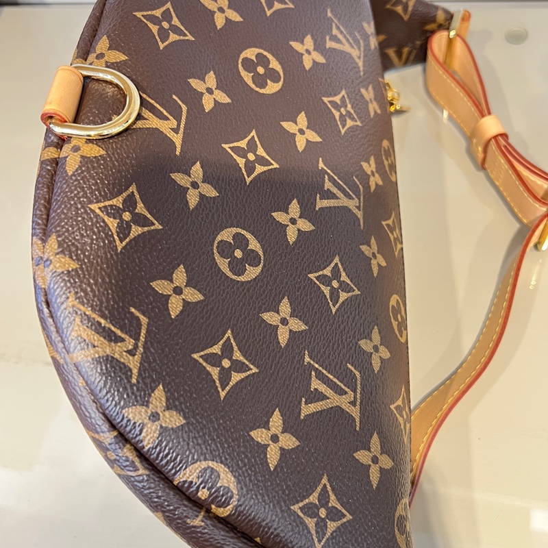 LV 原花金釦Bumbag胸腰包-8