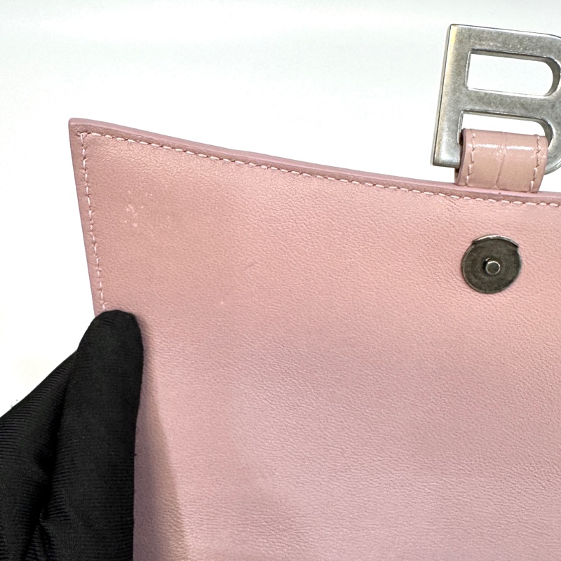 Balenciaga粉色鱷魚紋牛皮銀釦小號Hourglass沙漏手提側背包5935461-10