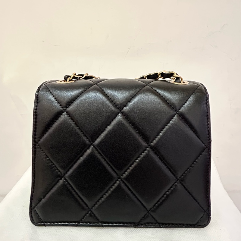 CHANEL黑羊皮金拼黑琺瑯釦夾層鍊包-1