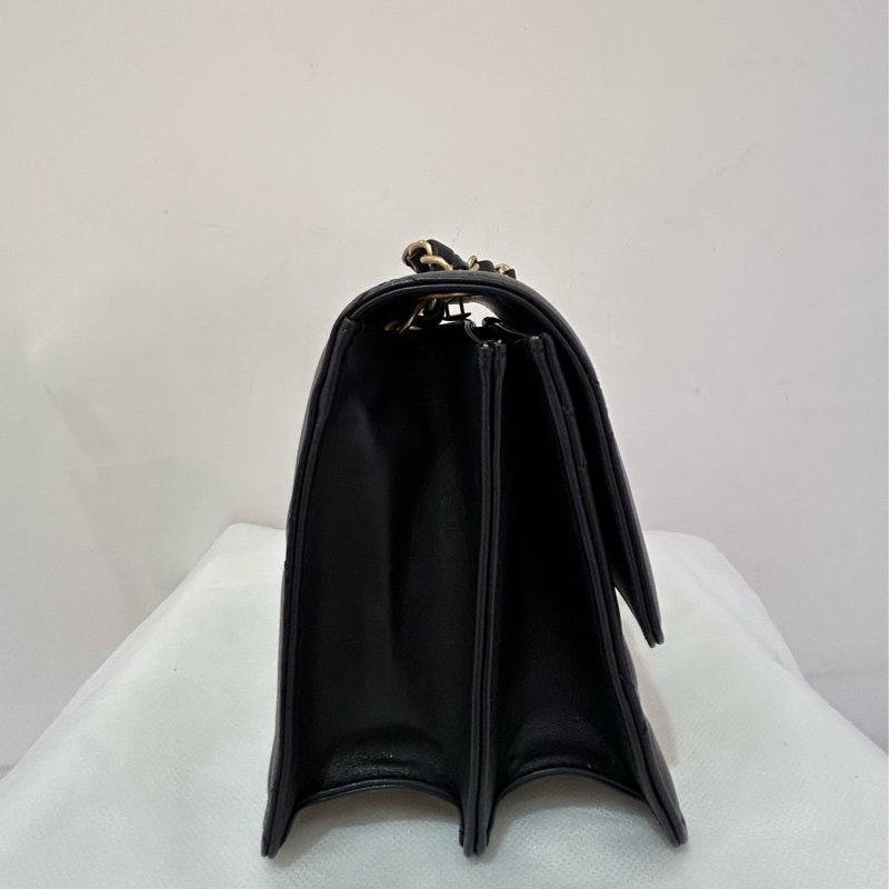 CHANEL黑羊皮金拼黑琺瑯釦夾層鍊包-3