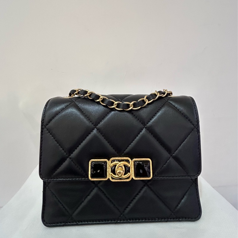CHANEL黑羊皮金拼黑琺瑯釦夾層鍊包-4