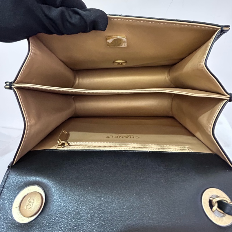 CHANEL黑羊皮金拼黑琺瑯釦夾層鍊包-5