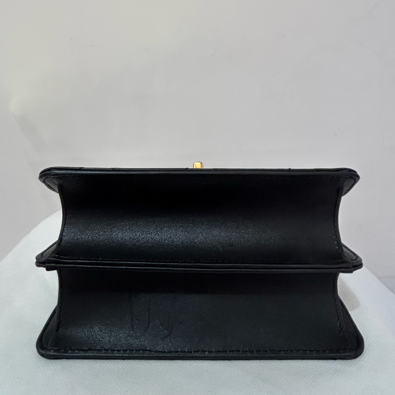 CHANEL黑羊皮金拼黑琺瑯釦夾層鍊包-6