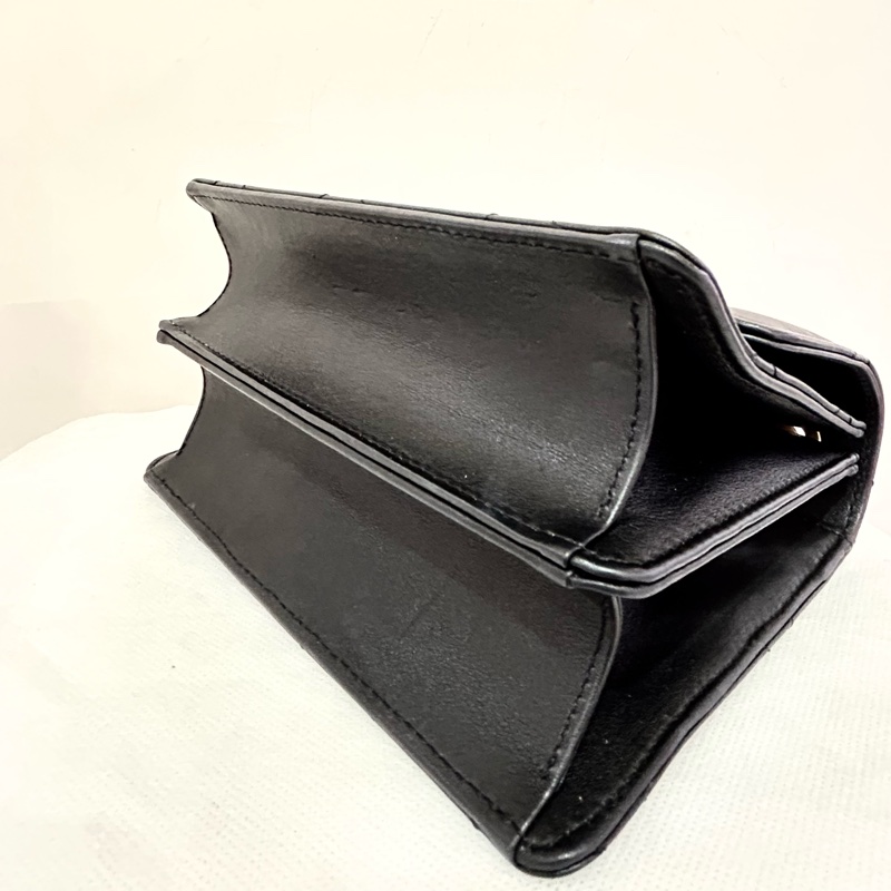 CHANEL黑羊皮金拼黑琺瑯釦夾層鍊包-7