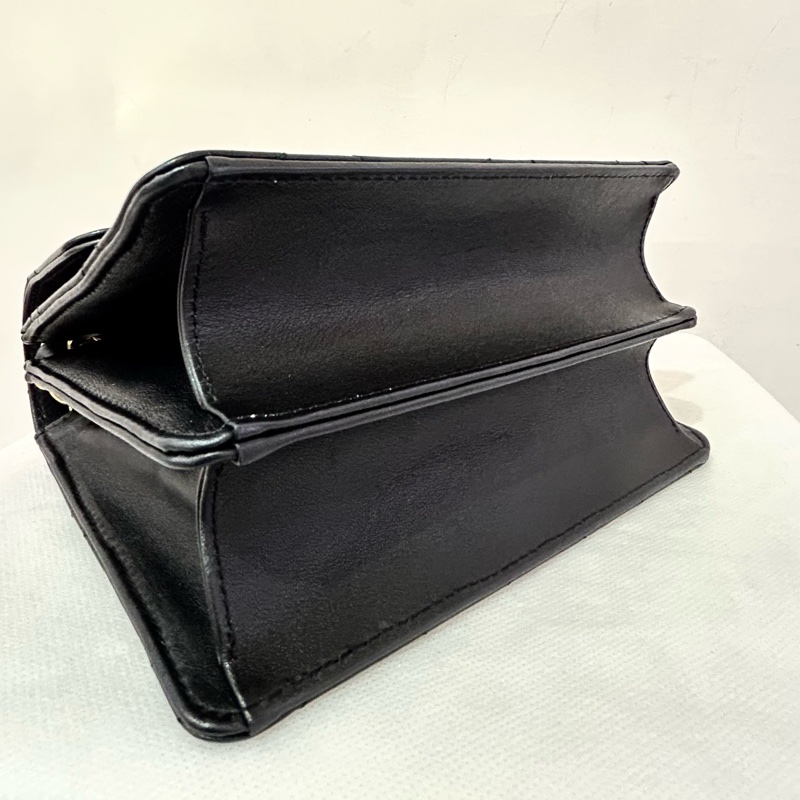 CHANEL黑羊皮金拼黑琺瑯釦夾層鍊包-8