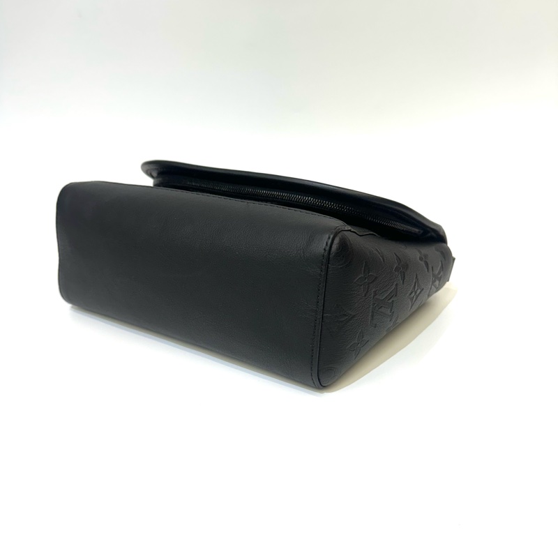 LV 黑牛皮壓紋Pulse Messenger黑釦下蓋肩斜背包M14874-3