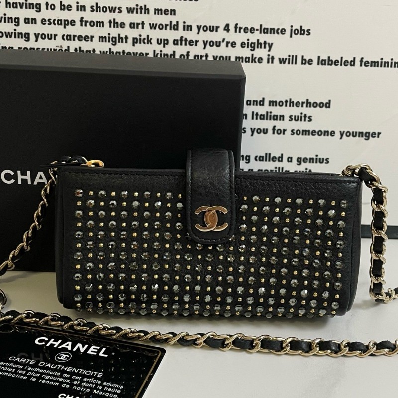 CHANEL 香奈儿 閃鑽鉚釘手機肩背包 斜背包 黑色牛皮 金珠鉚釘和銀灰色圓水鑽交叉-0