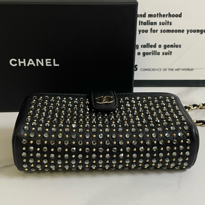 CHANEL 香奈儿 閃鑽鉚釘手機肩背包 斜背包 黑色牛皮 金珠鉚釘和銀灰色圓水鑽交叉-3