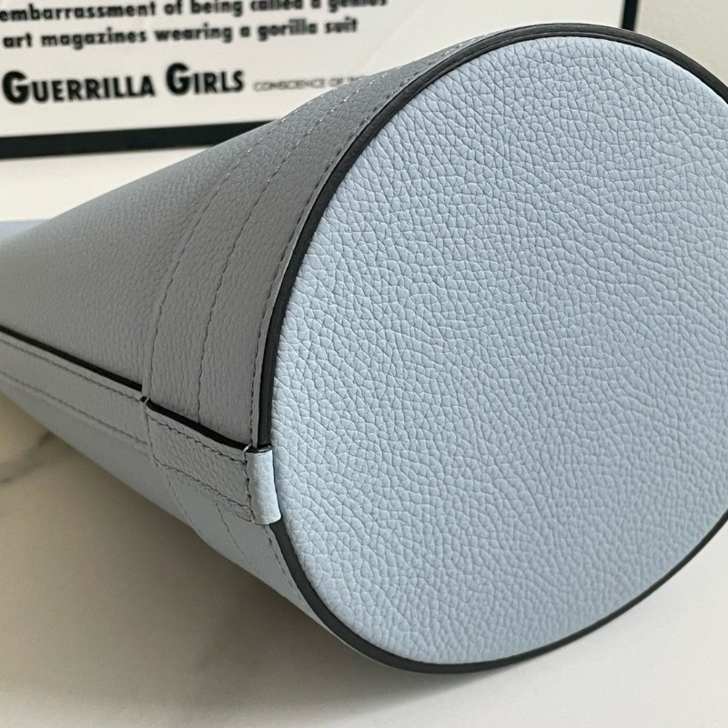 Moynat Baluchon BB 水桶包 肩背包金色logo五金 可拆卸肩帶 Taurillon Blush牛皮 天空藍色-4