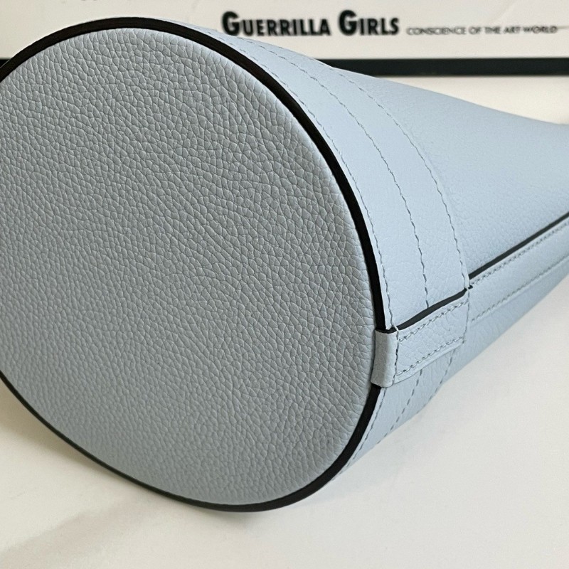 Moynat Baluchon BB 水桶包 肩背包金色logo五金 可拆卸肩帶 Taurillon Blush牛皮 天空藍色-5