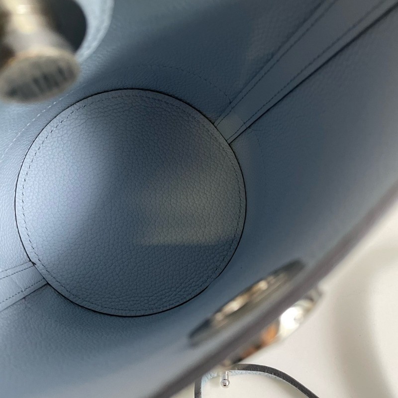 Moynat Baluchon BB 水桶包 肩背包金色logo五金 可拆卸肩帶 Taurillon Blush牛皮 天空藍色-6